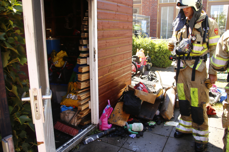 Buitenbrand slaat over naar schuur