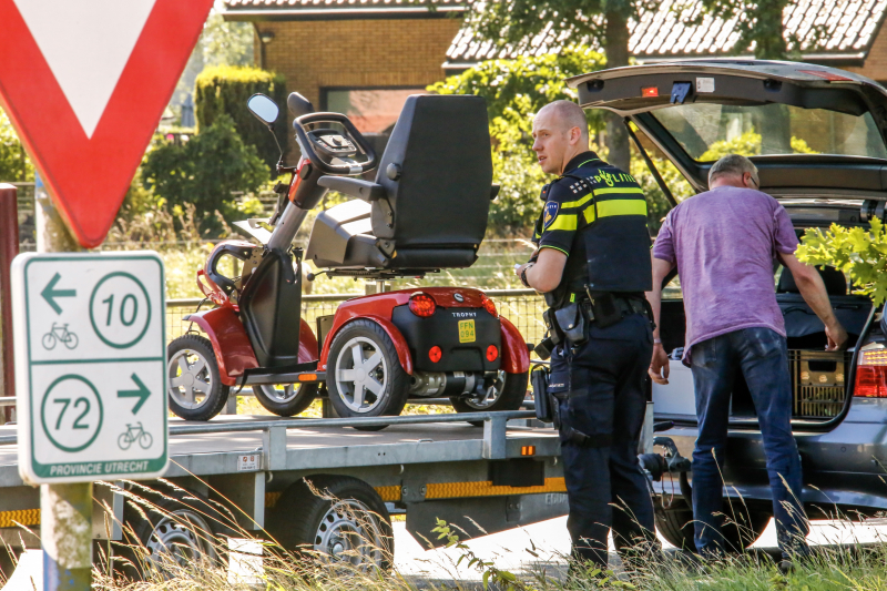 Scootmobielrijder gewond na aanrijding met auto met aanhanger