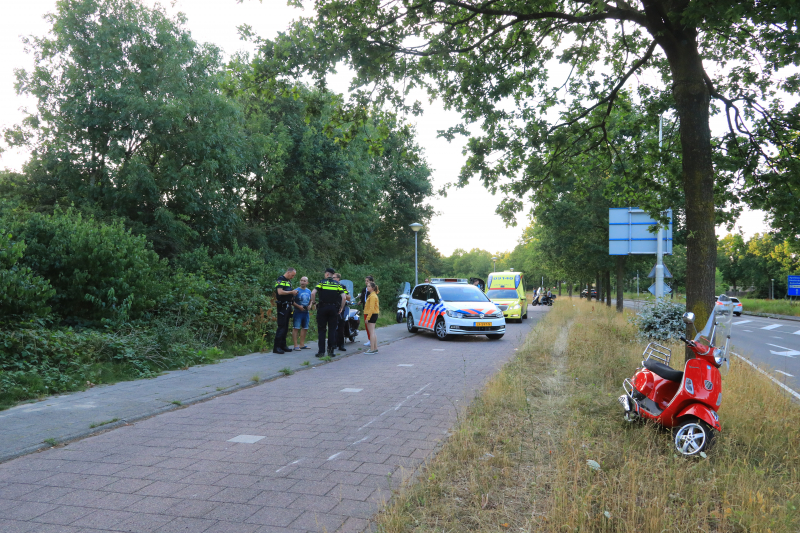 Scooterrijdster onderuit na loszittende tegels