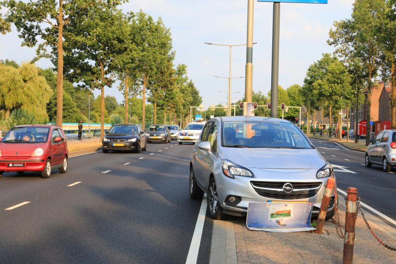 Automobilist ramt reclamebord en paaltjes