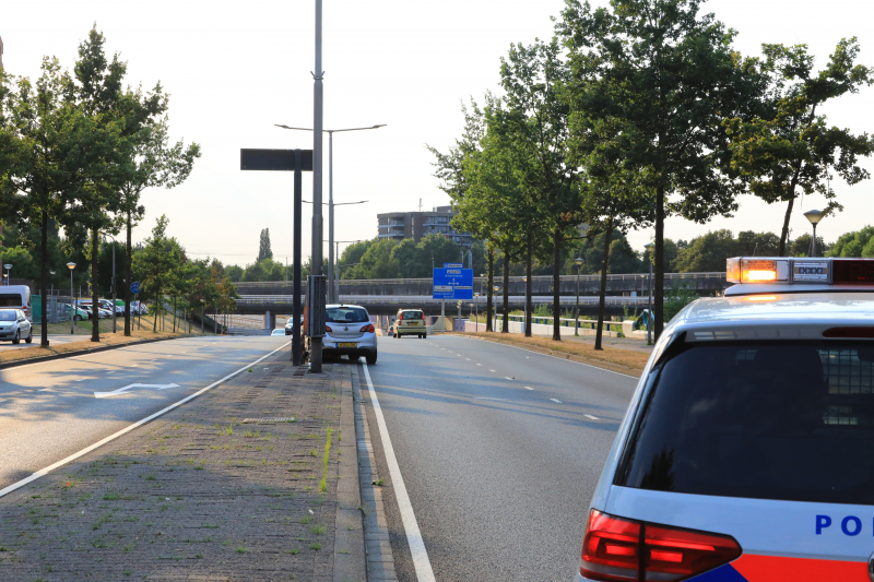 Automobilist ramt reclamebord en paaltjes