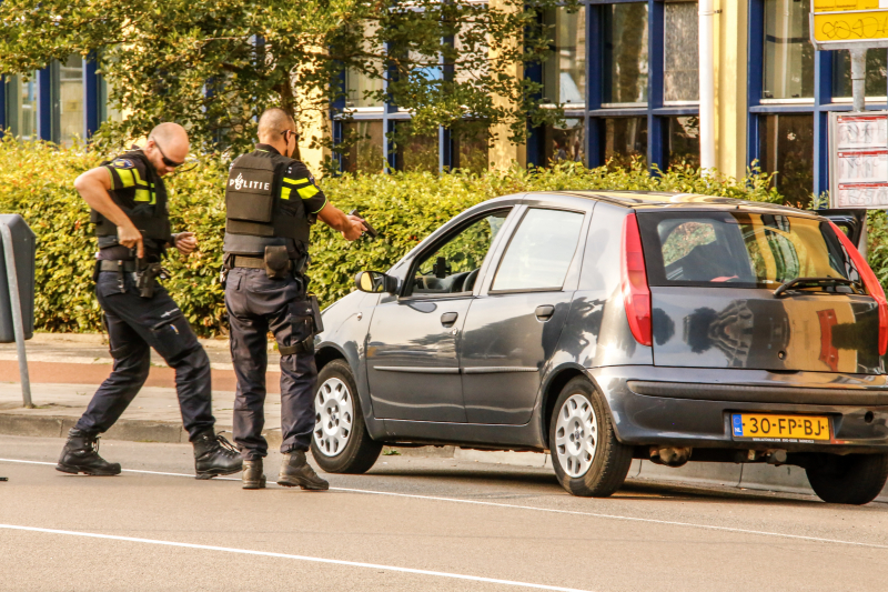 Twee aanhoudingen na mogelijk wapen in auto