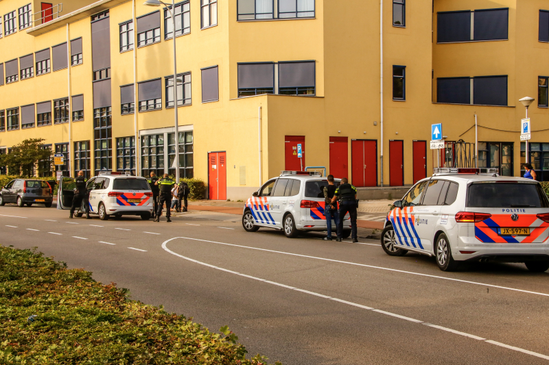 Twee aanhoudingen na mogelijk wapen in auto