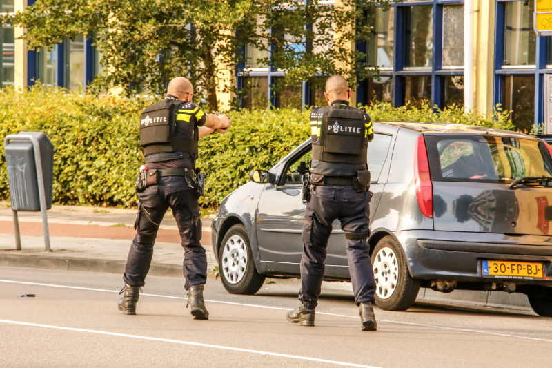 Twee aanhoudingen na mogelijk wapen in auto