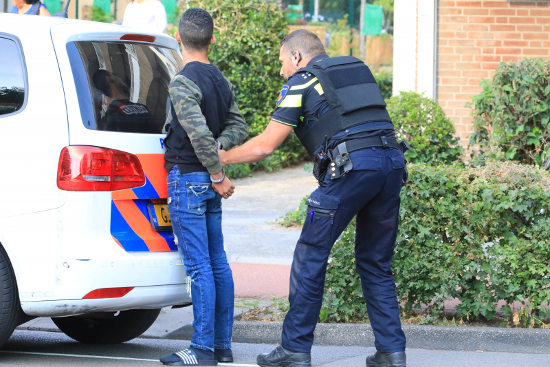 Twee aanhoudingen na mogelijk wapen in auto