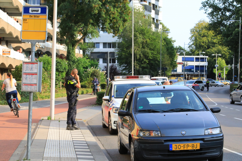 Twee aanhoudingen na mogelijk wapen in auto