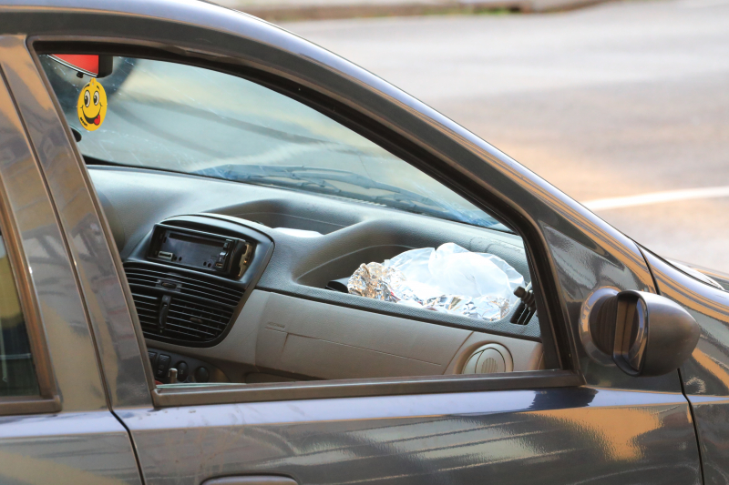 Twee aanhoudingen na mogelijk wapen in auto