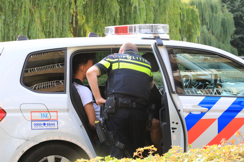 Twee aanhoudingen na mogelijk wapen in auto