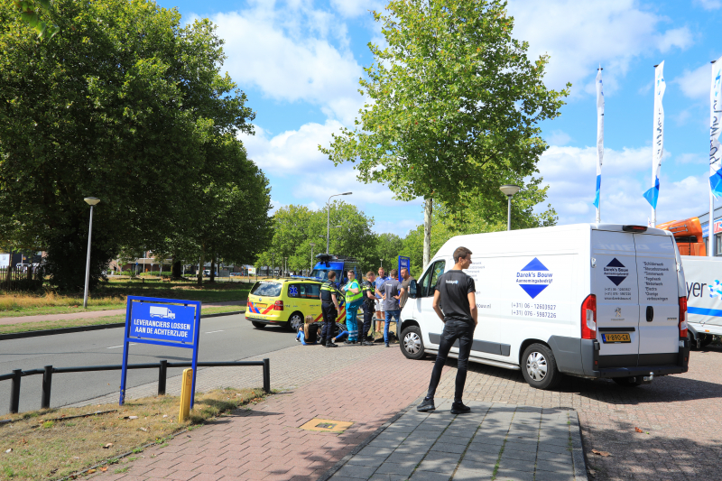 Twee dames op scooter aangereden door bestelbus