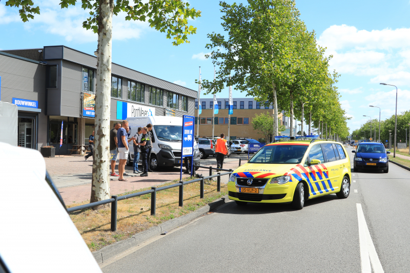 Twee dames op scooter aangereden door bestelbus