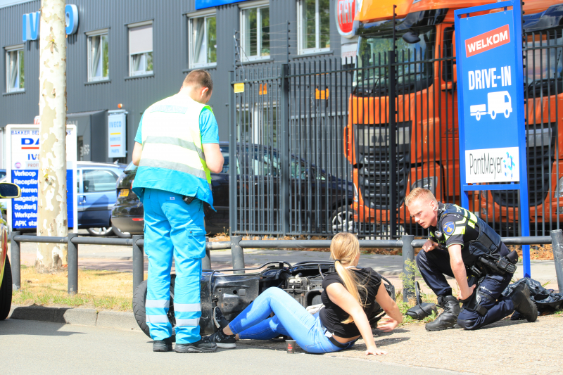 Twee dames op scooter aangereden door bestelbus