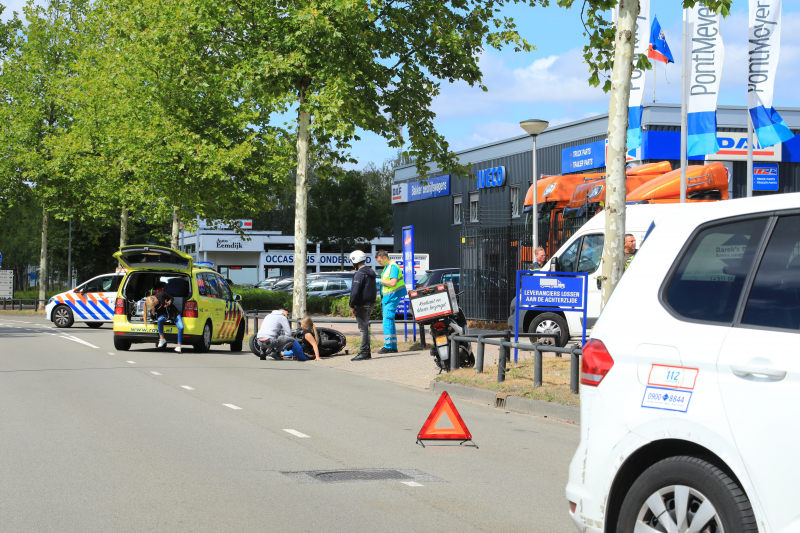 Twee dames op scooter aangereden door bestelbus