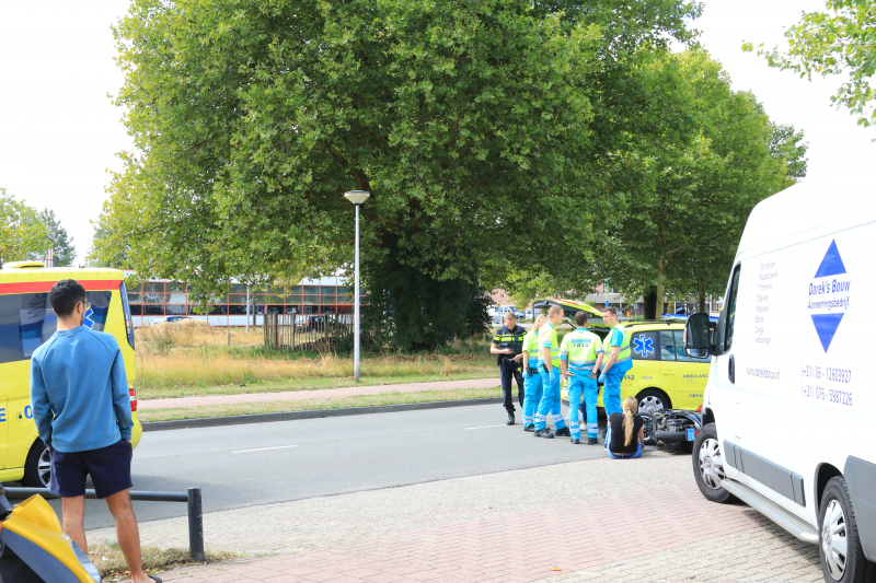 Twee dames op scooter aangereden door bestelbus