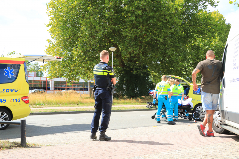 Twee dames op scooter aangereden door bestelbus