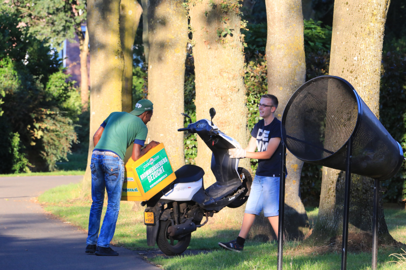 Twee pizzakoeriers knallen op elkaar