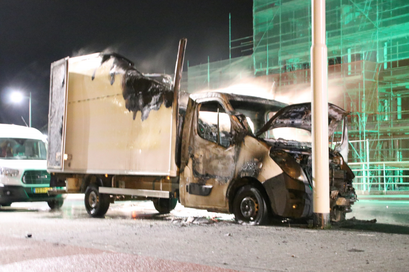 Bestelwagen brand volledig uit