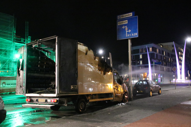 Bestelwagen brand volledig uit