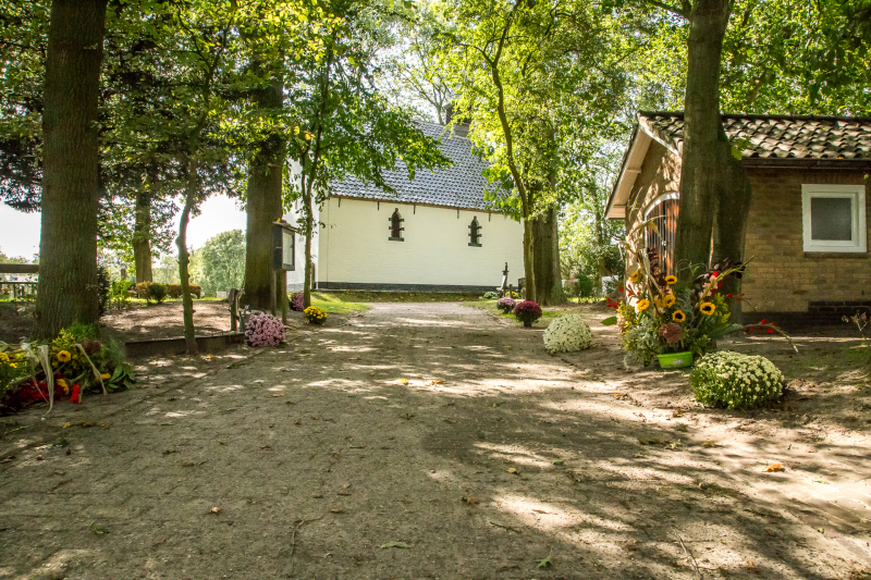 Dorpsfeest Hoogland herdenkt dierbaren vrijwilligers met bloemen