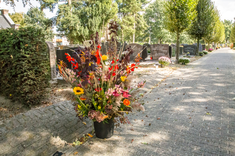 Dorpsfeest Hoogland herdenkt dierbaren vrijwilligers met bloemen