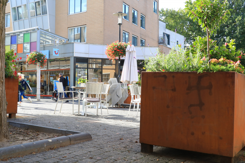 Hakenkruizen op bloembakken gespoten