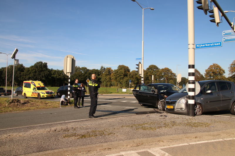 Gewonde en flinke schade na aanrijding op kruising