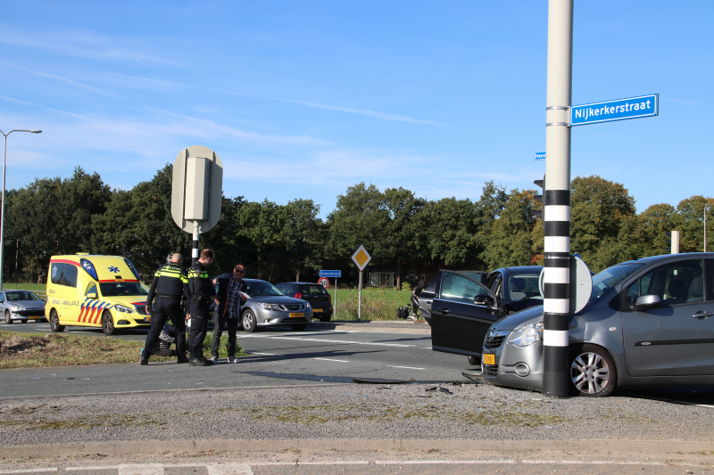 Gewonde en flinke schade na aanrijding op kruising