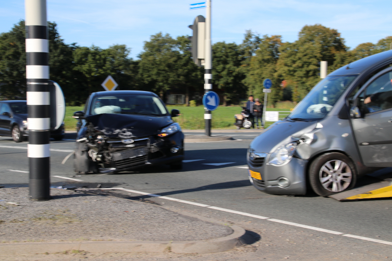 Gewonde en flinke schade na aanrijding op kruising