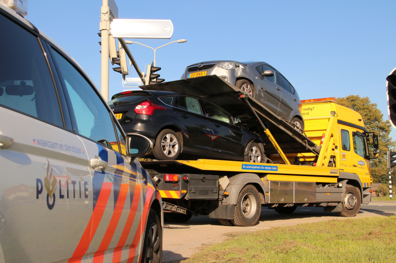 Gewonde en flinke schade na aanrijding op kruising