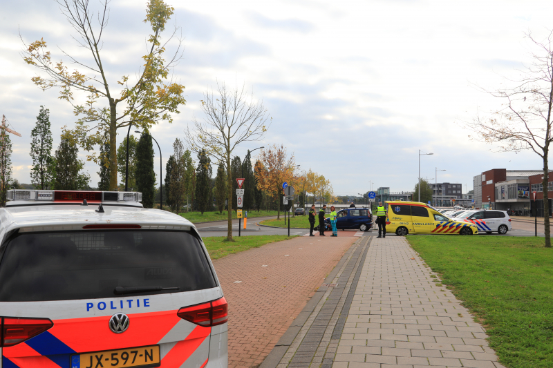 Scooterrijder boort zich in auto