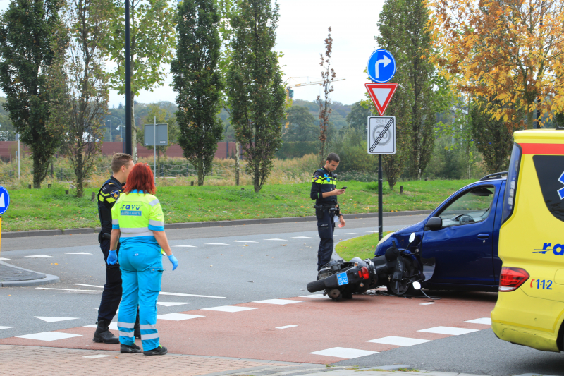 Scooterrijder boort zich in auto