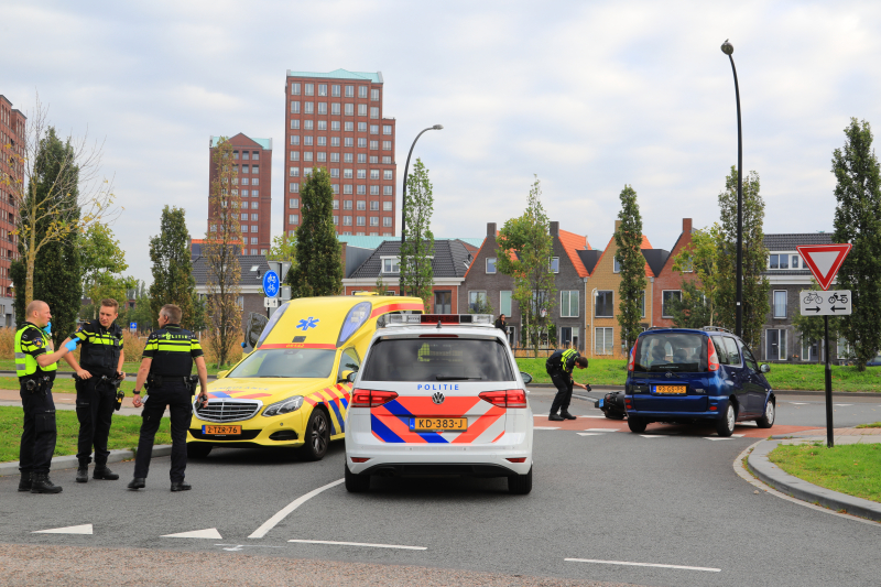 Scooterrijder boort zich in auto