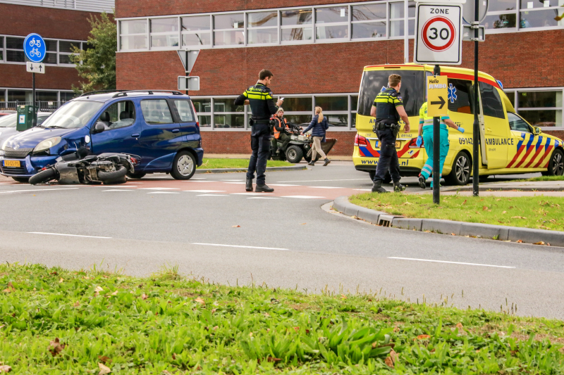 Scooterrijder boort zich in auto