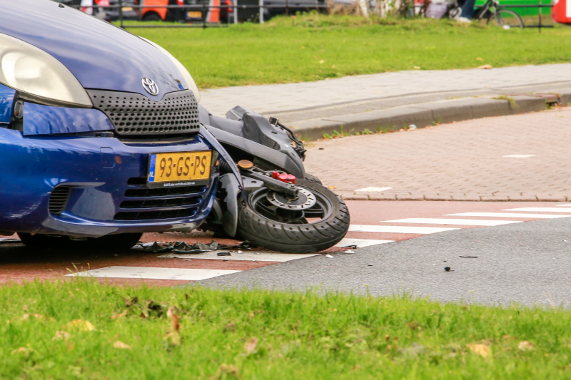 Scooterrijder boort zich in auto