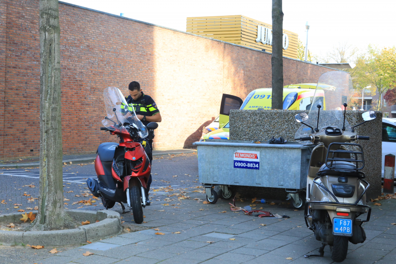 Twee scooterrijders botsten, een gewone