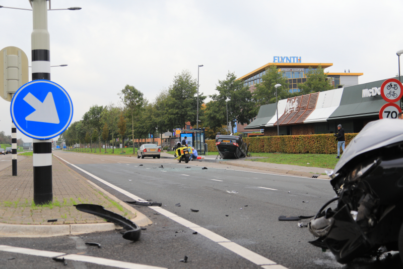 Auto belandt op de kop bij aanrijding