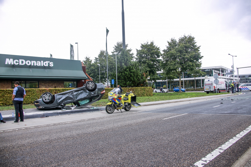 Auto belandt op de kop bij aanrijding