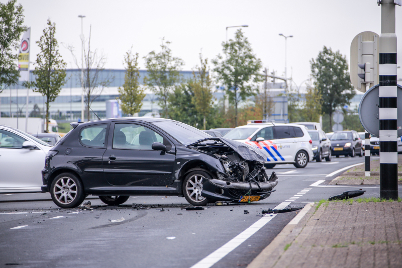 Auto belandt op de kop bij aanrijding