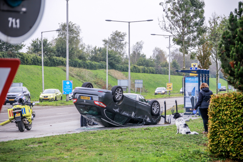 Auto belandt op de kop bij aanrijding