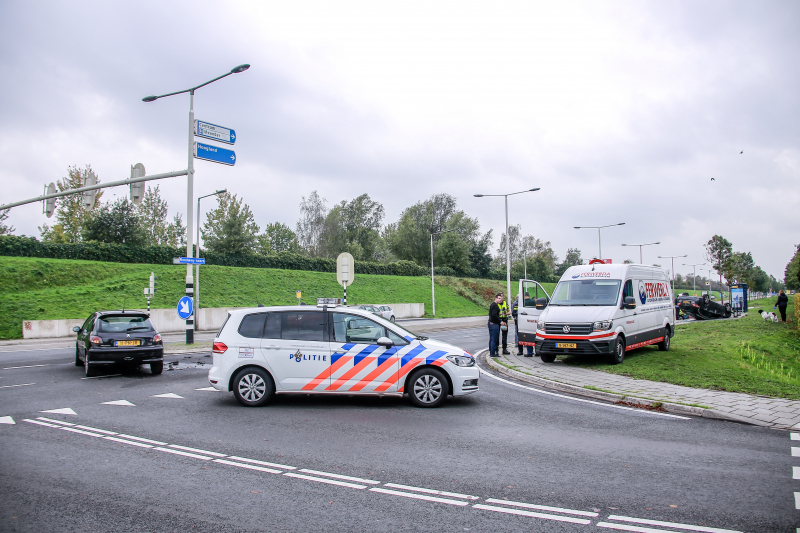 Auto belandt op de kop bij aanrijding