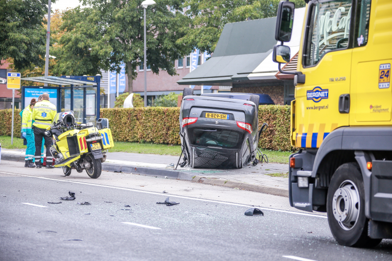 Auto belandt op de kop bij aanrijding