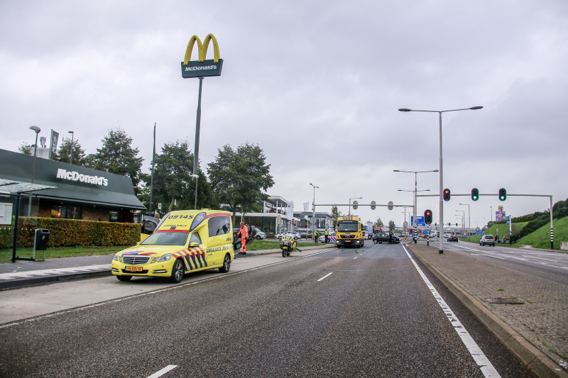 Auto belandt op de kop bij aanrijding