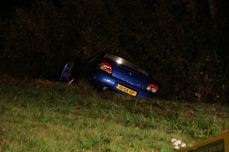 Auto belandt in greppel naast de snelweg