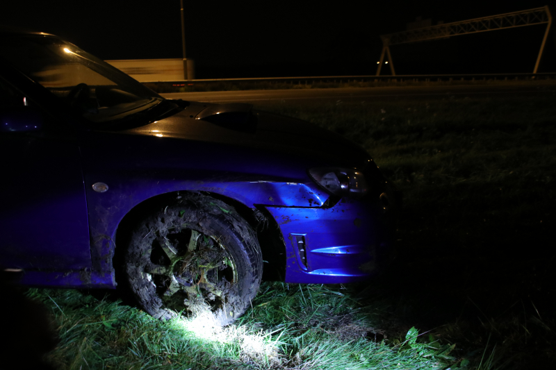 Auto belandt in greppel naast de snelweg