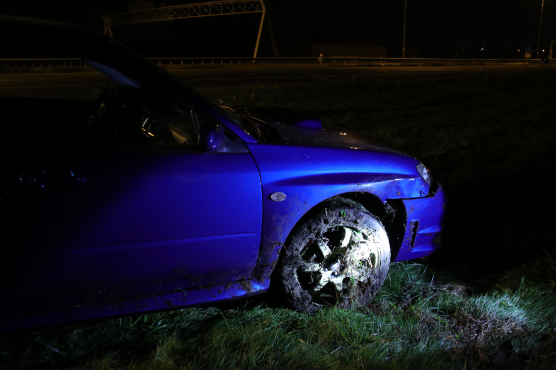 Auto belandt in greppel naast de snelweg