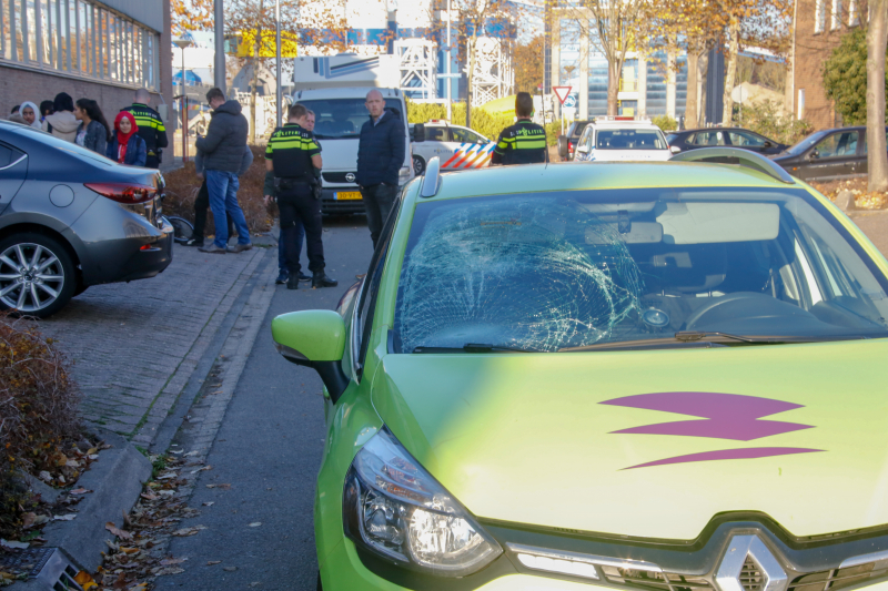 Fietser geschept door auto