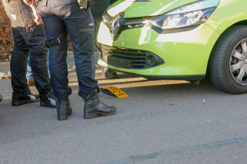 Fietser geschept door auto