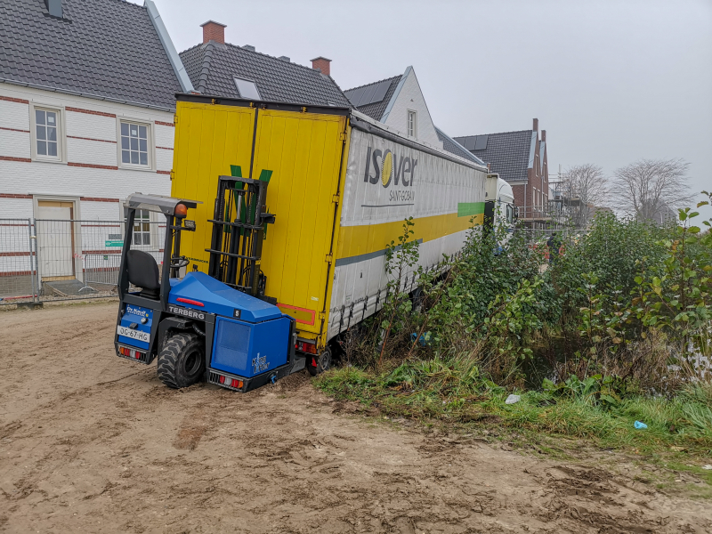 Groot materieel nodig om vrachtwagen op wielen te krijgen