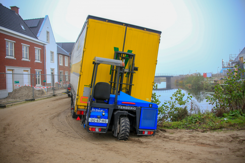 Groot materieel nodig om vrachtwagen op wielen te krijgen