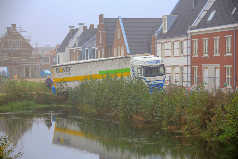 Groot materieel nodig om vrachtwagen op wielen te krijgen