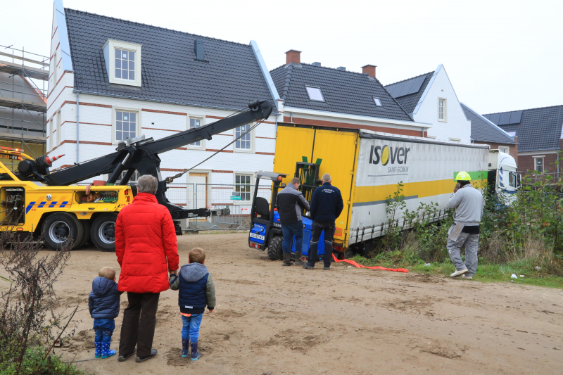 Groot materieel nodig om vrachtwagen op wielen te krijgen